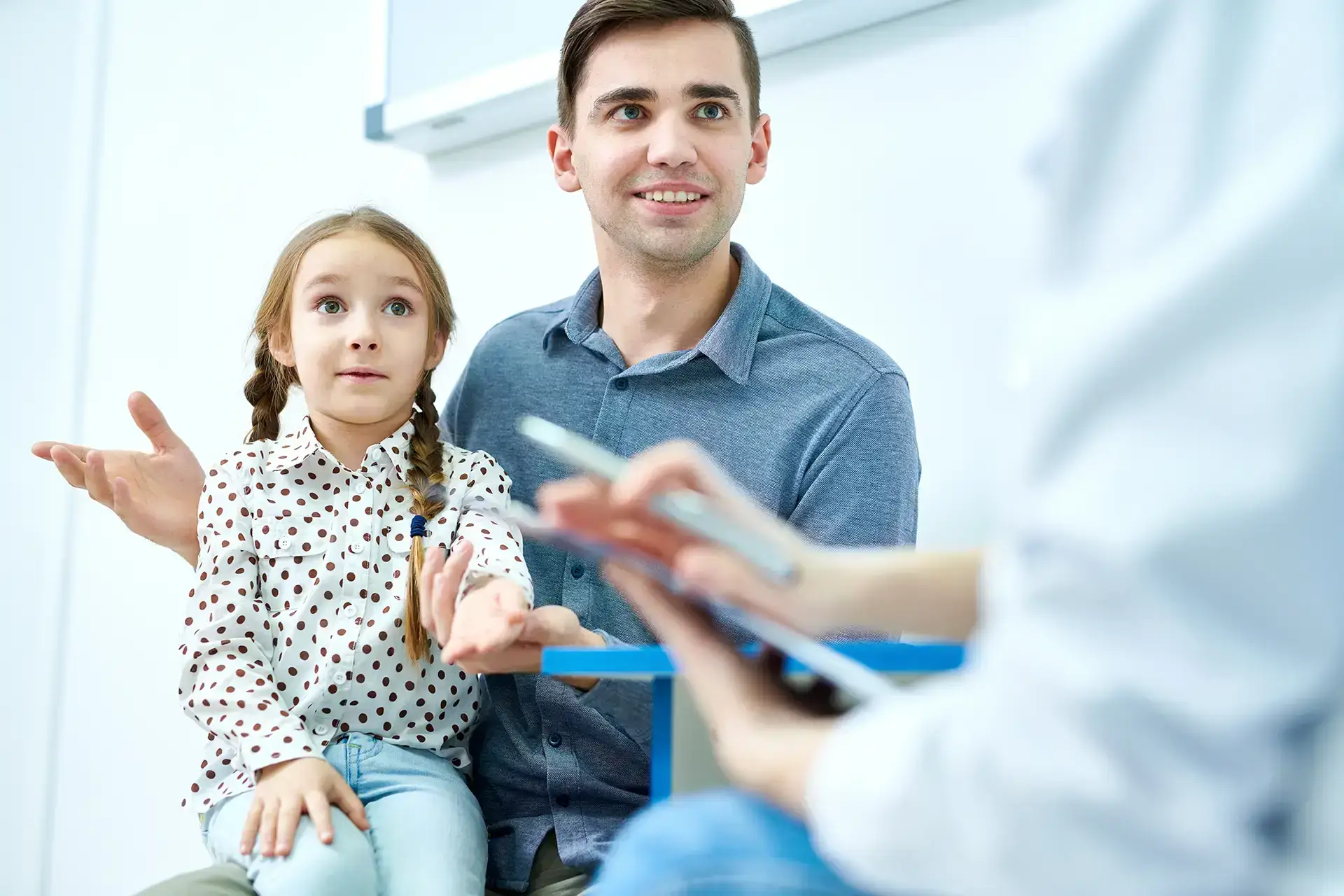 psychotherapy-animusland-lovely-girl-with-young-dad-listening-to-therapist