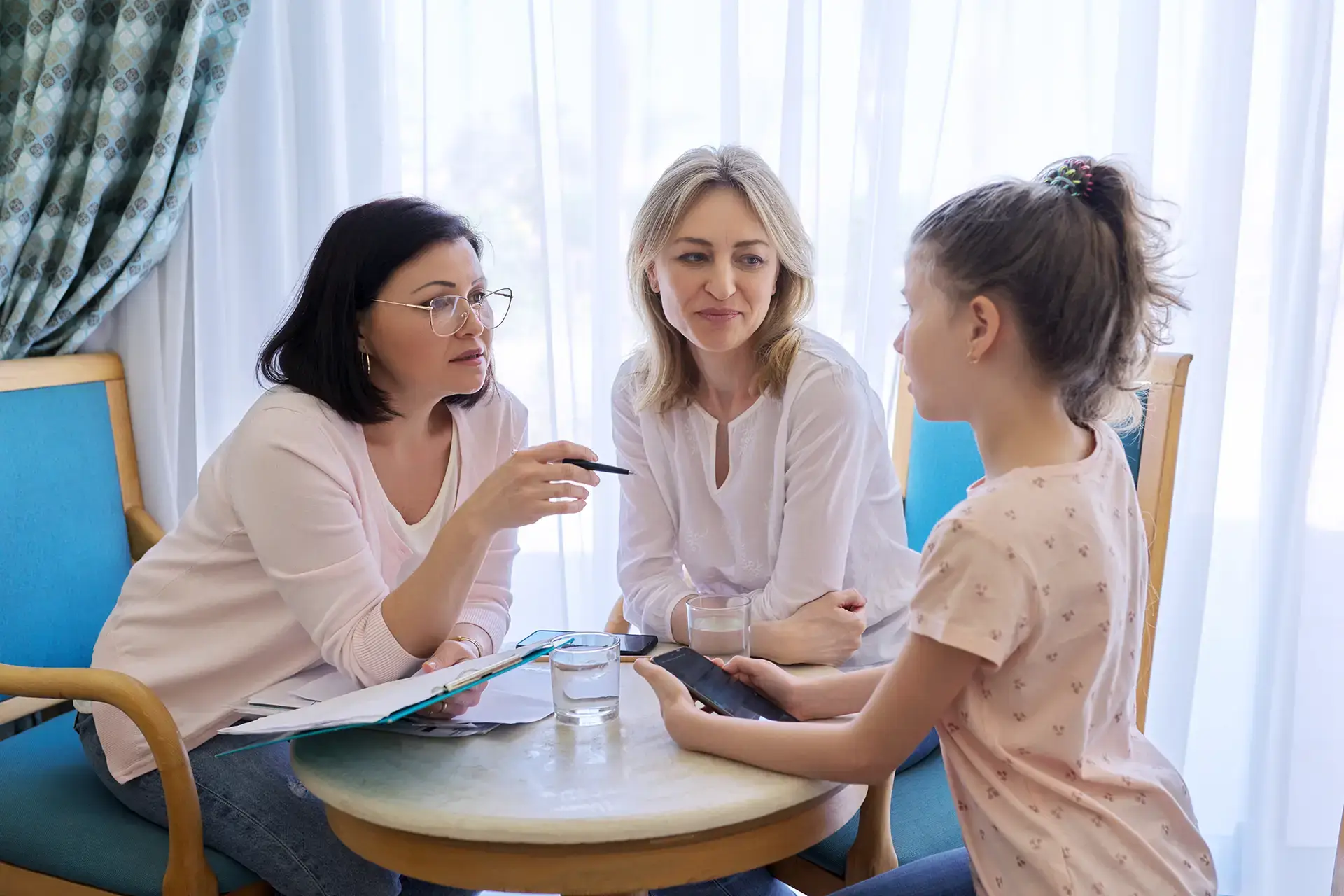 psychotherapy-animusland-mom-and-daughter-preteen-child-at-meeting-with-psy